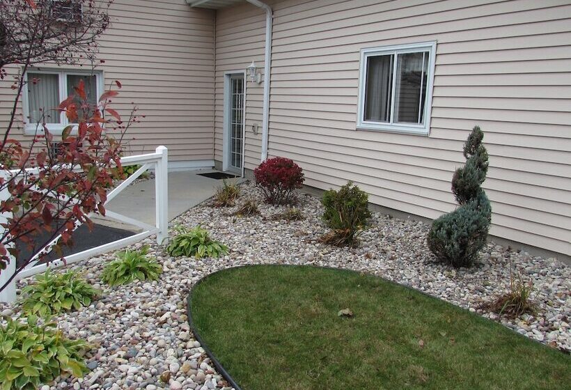 호텔 Magnuson Grand Pioneer Inn And Suites