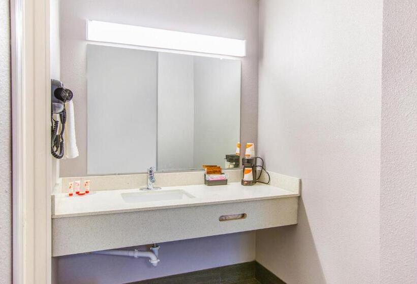 هتل Rodeway Inn & Suites