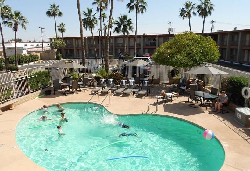 Отель Quality Inn & Suites Phoenix Nw Sun City