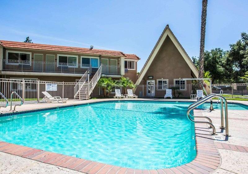 هتل Quality Inn & Suites Thousand Oaks   Us101