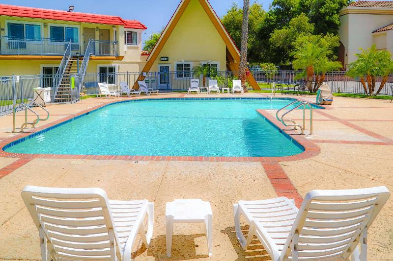 هتل Quality Inn & Suites Thousand Oaks   Us101