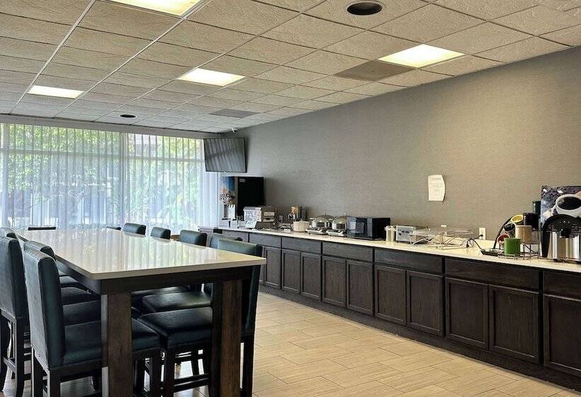 فندق Ramada By Wyndham Cocoa