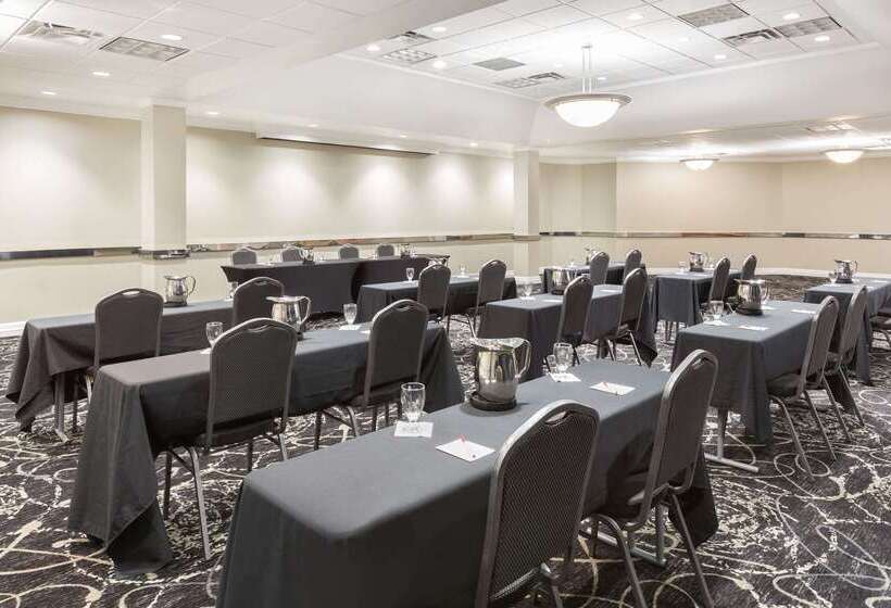 هتل Clarion Inn Des Moines Airport