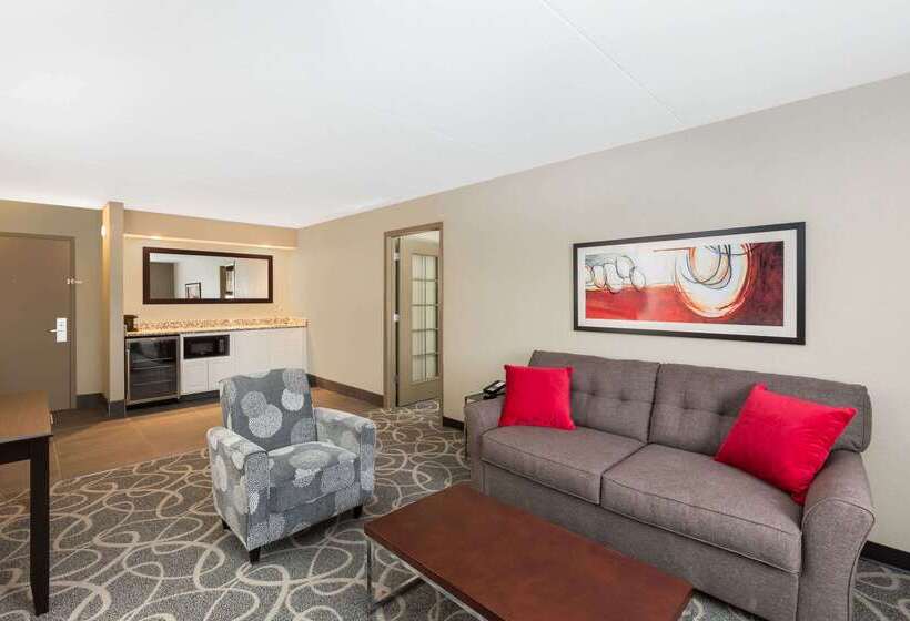 هتل Ramada By Wyndham Des Moines Airport