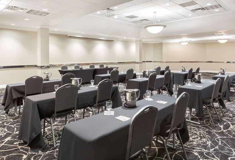 هتل Clarion Inn Des Moines Airport