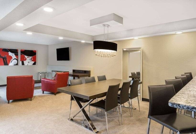 هتل Clarion Inn Des Moines Airport