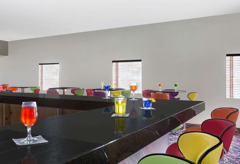 هتل Clarion Inn Des Moines Airport