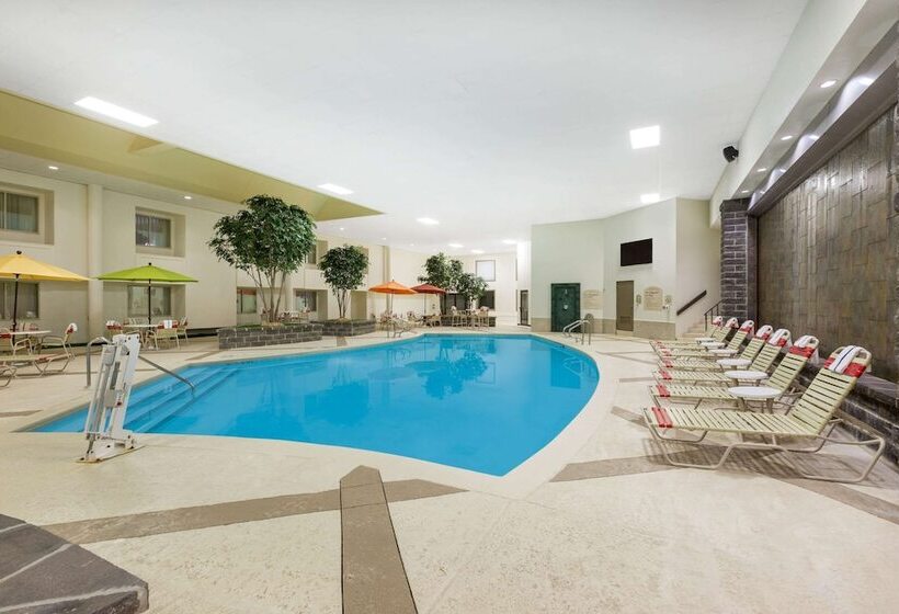 هتل Clarion Inn Des Moines Airport