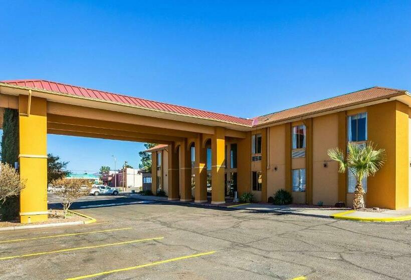 Hotel Rodeway Inn & Suites