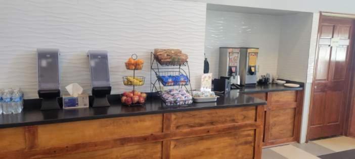 هتل Royal Inn & Suites