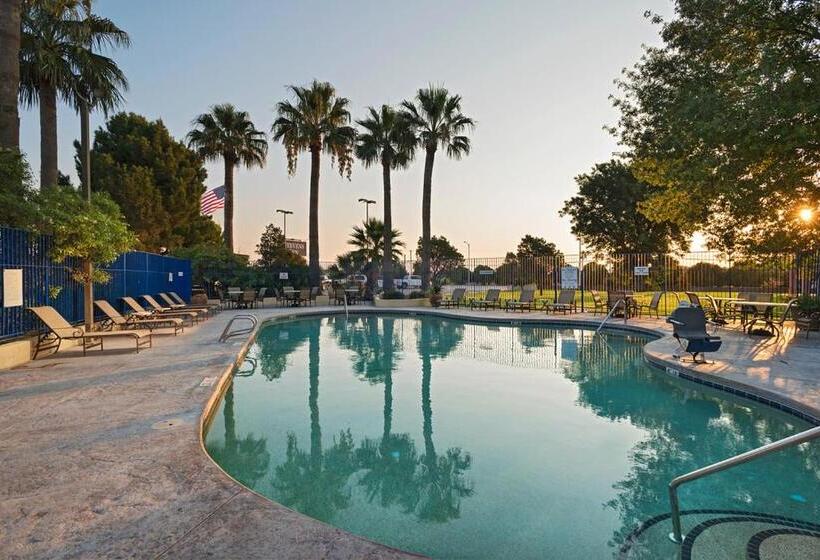 هتل Stevens Inn A Howard Johnson By Wyndham