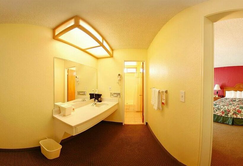 هتل Super 8 Oceanside Marty's Valley Inn