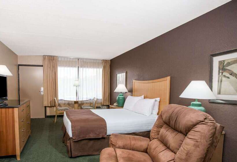 هتل Travelodge By Wyndham Deltona