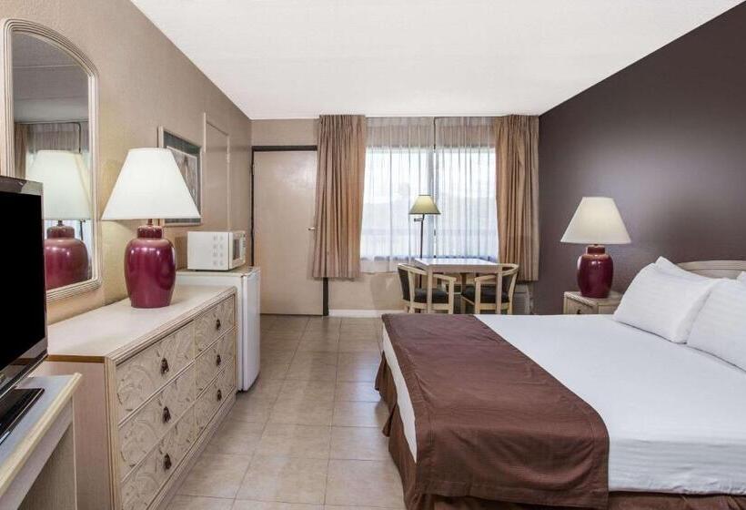 هتل Travelodge By Wyndham Deltona