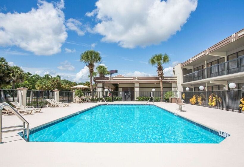 هتل Travelodge By Wyndham Deltona