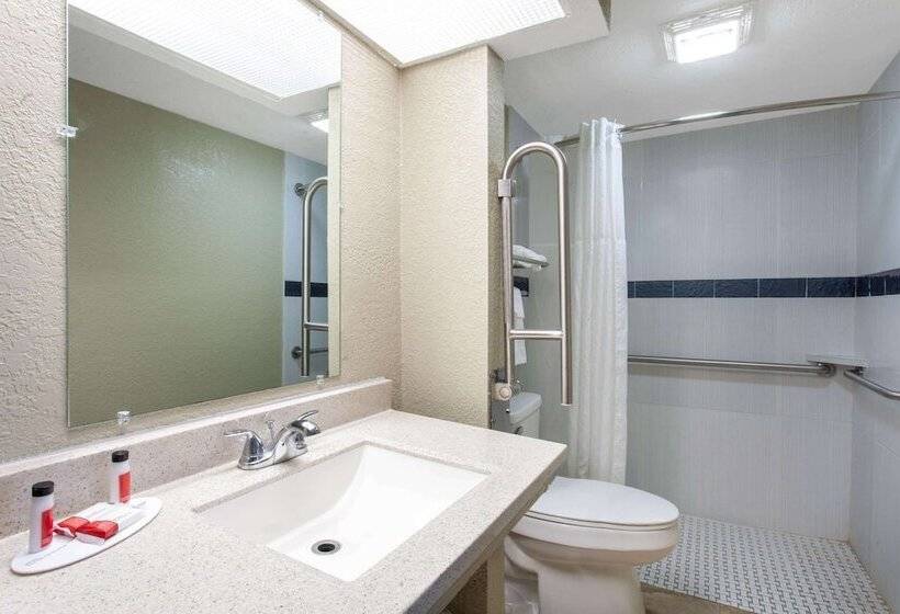 هتل Travelodge By Wyndham Deltona