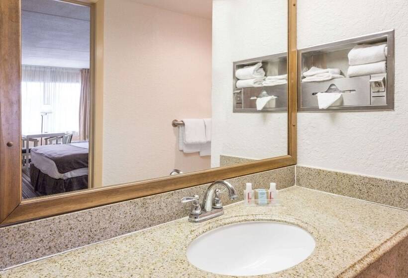 هتل Travelodge By Wyndham Deltona