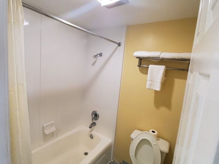 هتل Americas Best Value Inn At&t Center