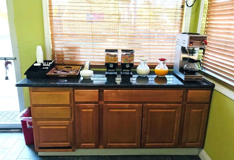 هتل Americas Best Value Inn Visalia