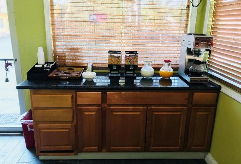 هتل Americas Best Value Inn Visalia