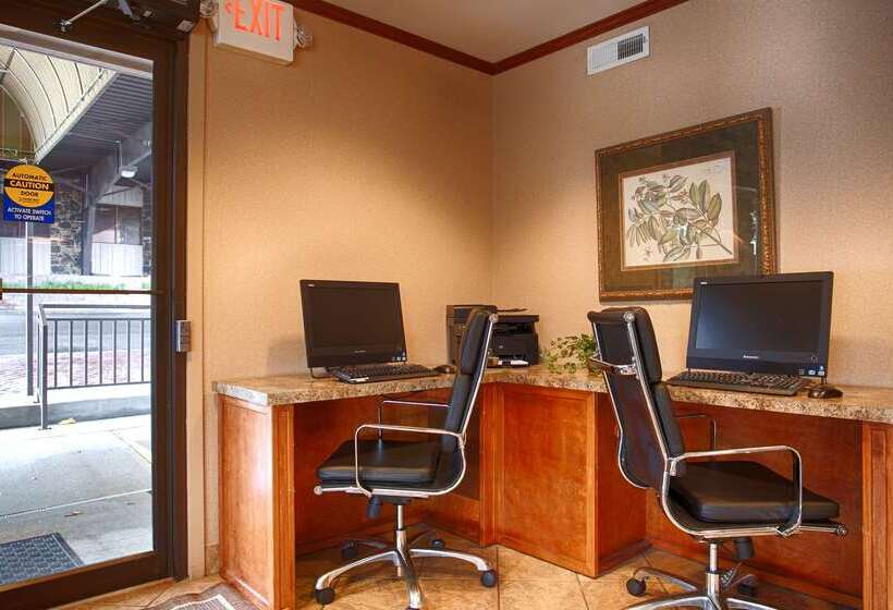 هتل Best Western Plus Landing View Inn & Suites