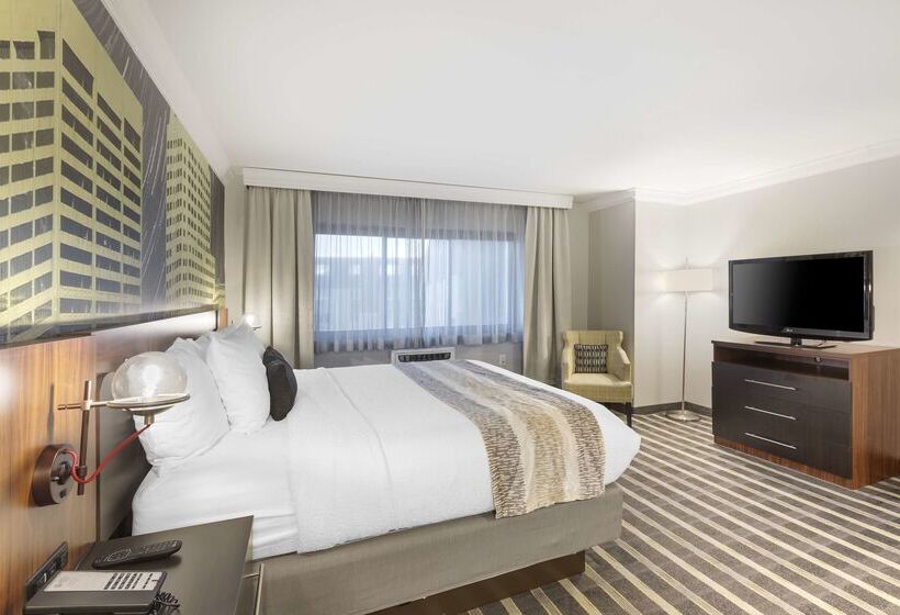 هتل Best Western Plus Milwaukee West