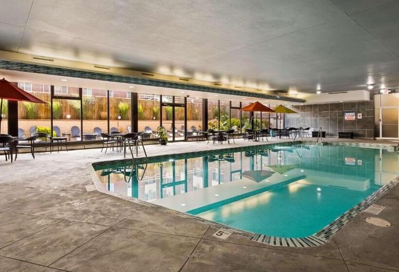 هتل Best Western Plus Milwaukee West