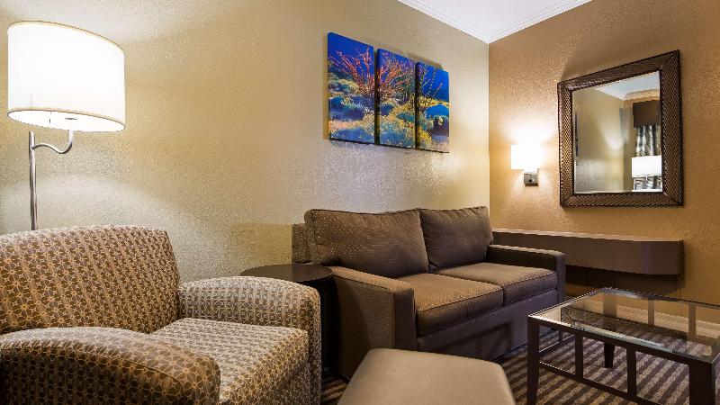 هتل Best Western Royal Sun Inn & Suites