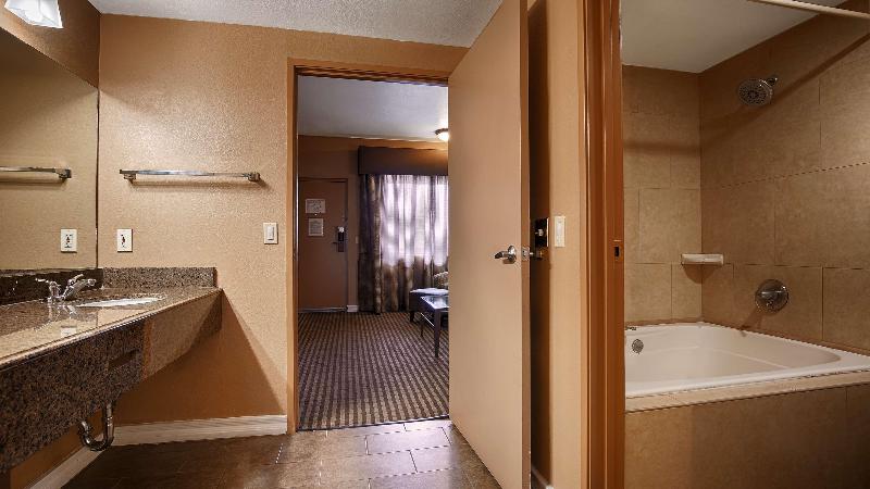 هتل Best Western Royal Sun Inn & Suites