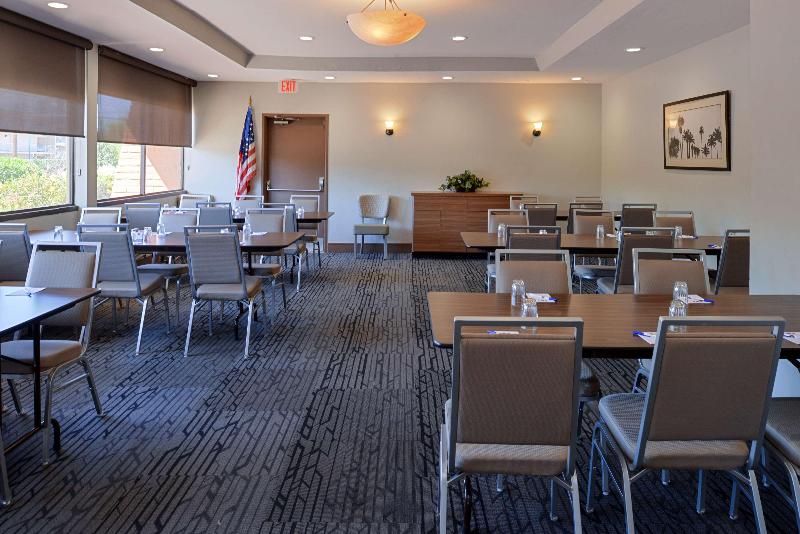 هتل Best Western Royal Sun Inn & Suites