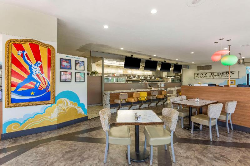 هتل Best Western Royal Sun Inn & Suites