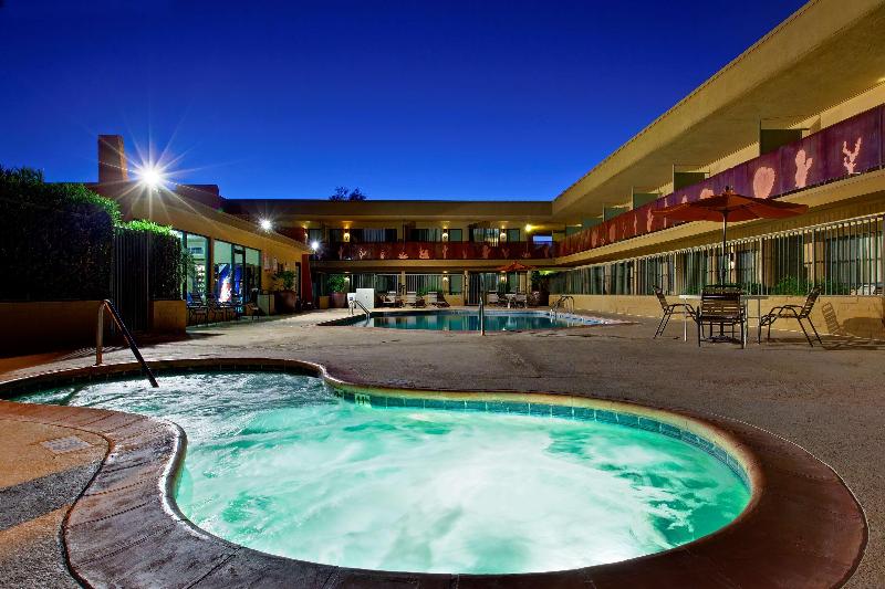 هتل Best Western Royal Sun Inn & Suites