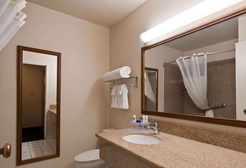 هتل Best Western Village Inn
