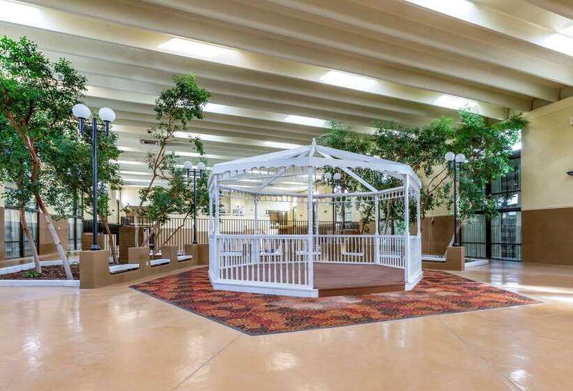 هتل Clarion Inn & Suites