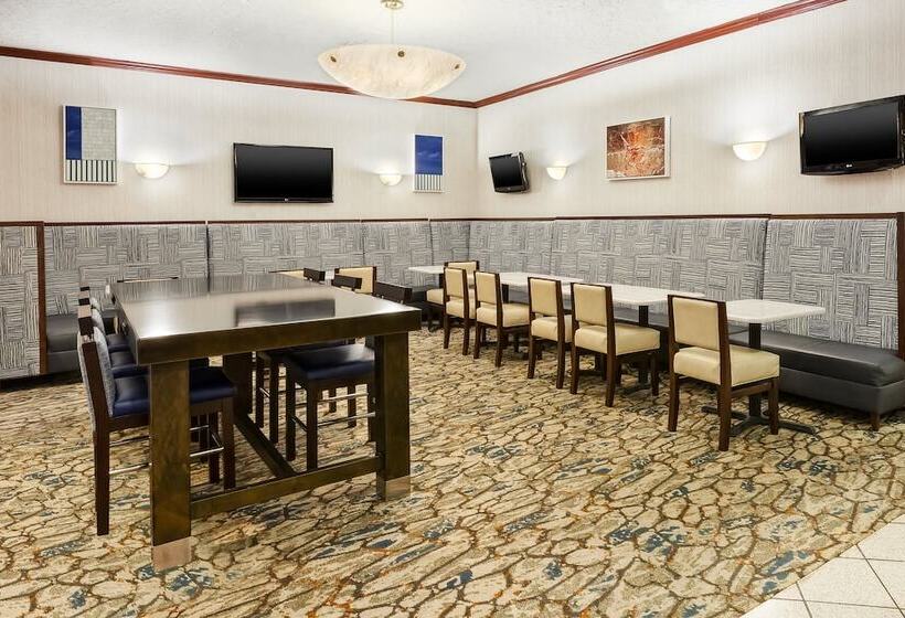 هتل Crowne Plaza Columbus North   Worthington, An Ihg