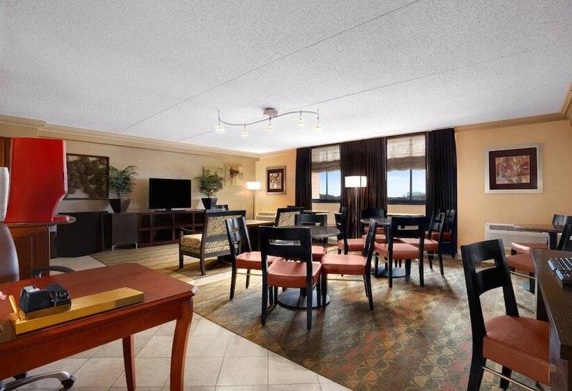 هتل Crowne Plaza Columbus North   Worthington, An Ihg