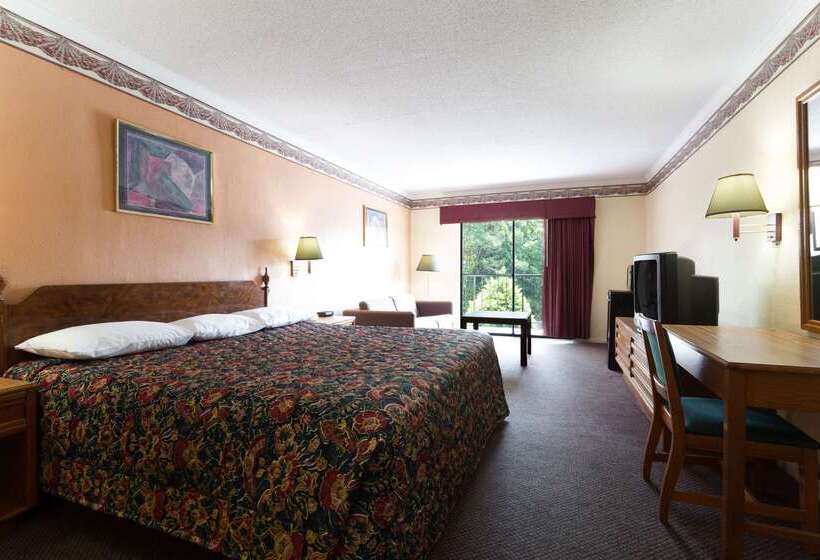 בית מלון כפרי Days Inn By Wyndham Raleigh South