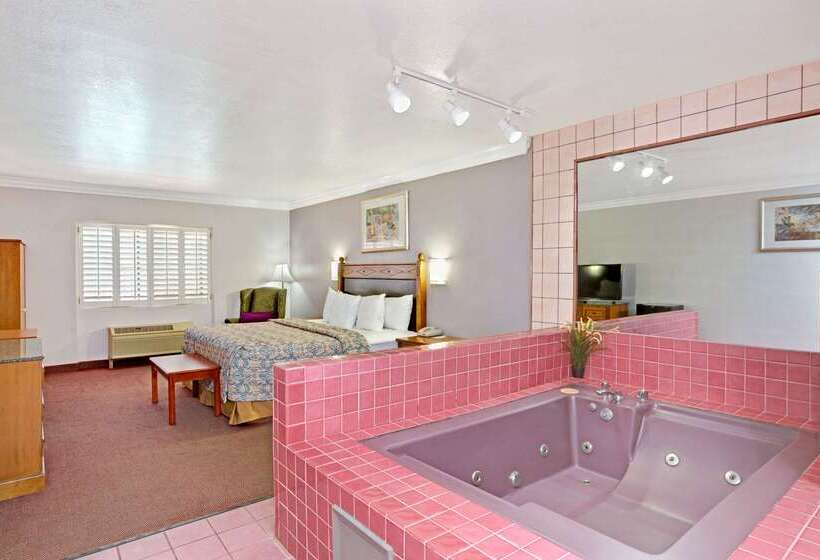 בית מלון כפרי Days Inn By Wyndham West Covina