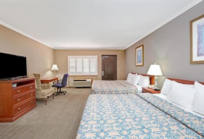 בית מלון כפרי Days Inn By Wyndham West Covina