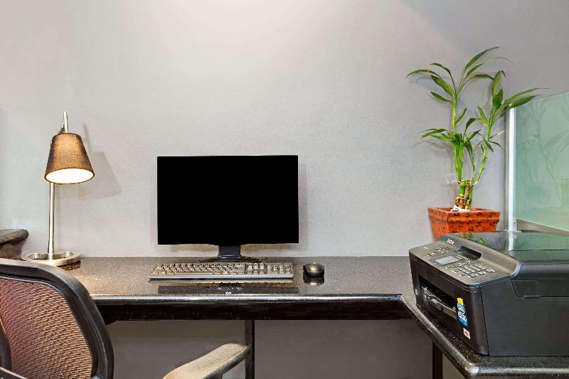 בית מלון כפרי Days Inn By Wyndham West Covina