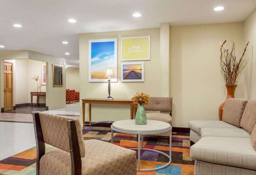 هتل Days Inn & Suites By Wyndham Bloomington/normal Il