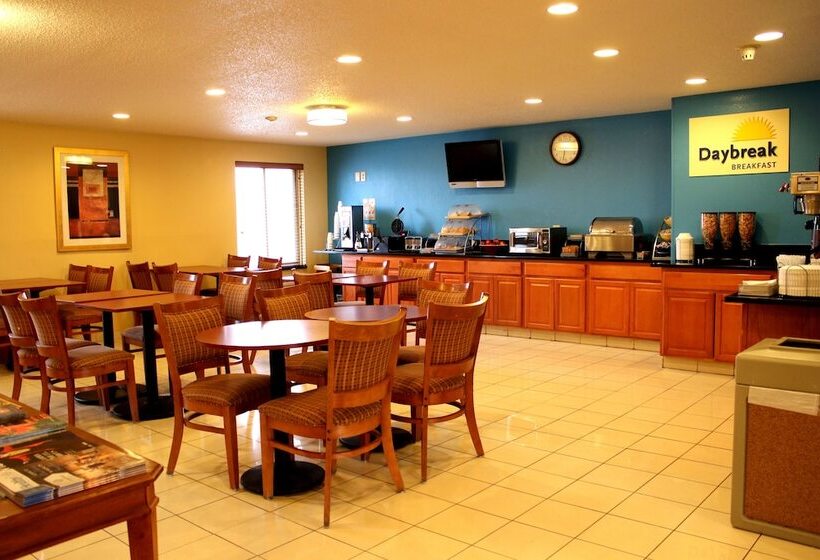 هتل Days Inn & Suites By Wyndham Bloomington/normal Il