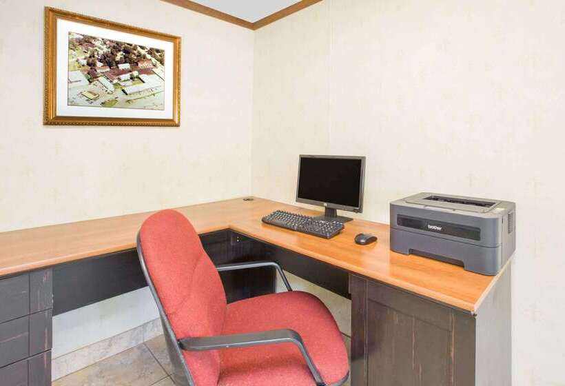 هتل Days Inn And Suites By Wyndham Port Huron