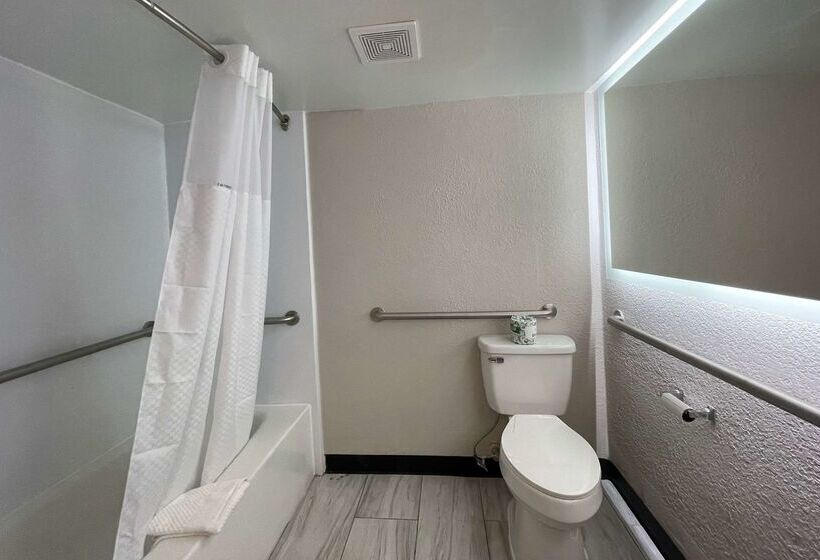 هتل Days Inn And Suites By Wyndham Port Huron