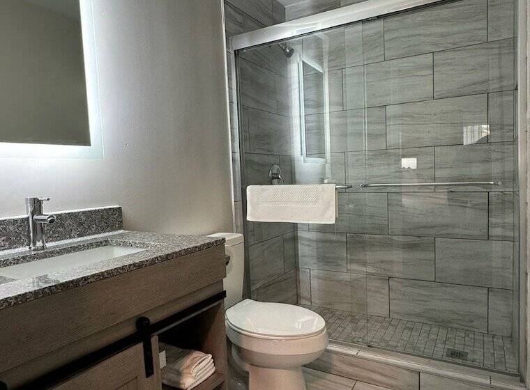 هتل Days Inn And Suites By Wyndham Port Huron