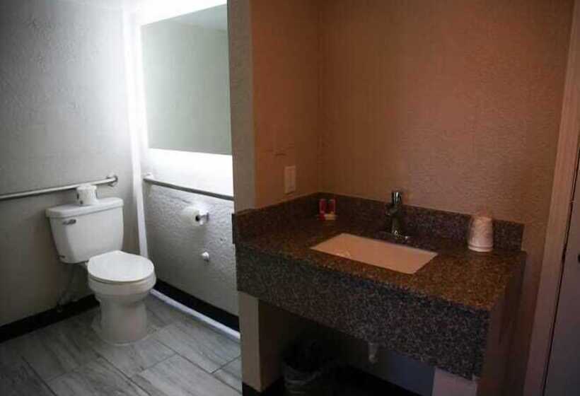 هتل Days Inn And Suites By Wyndham Port Huron