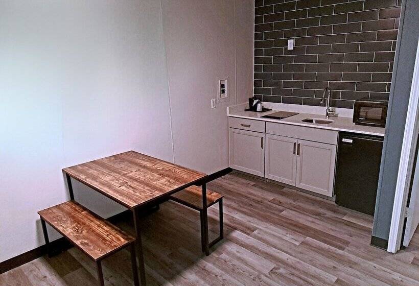 هتل Days Inn And Suites By Wyndham Port Huron
