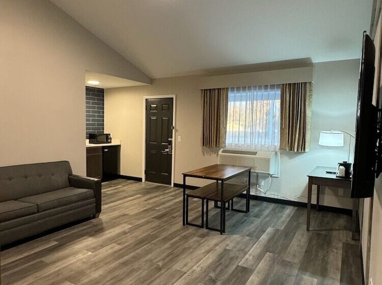 هتل Days Inn And Suites By Wyndham Port Huron