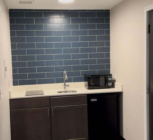 هتل Days Inn And Suites By Wyndham Port Huron