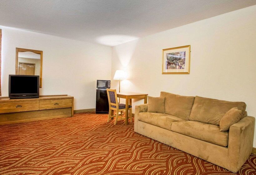 فندق Econo Lodge Inn & Suites